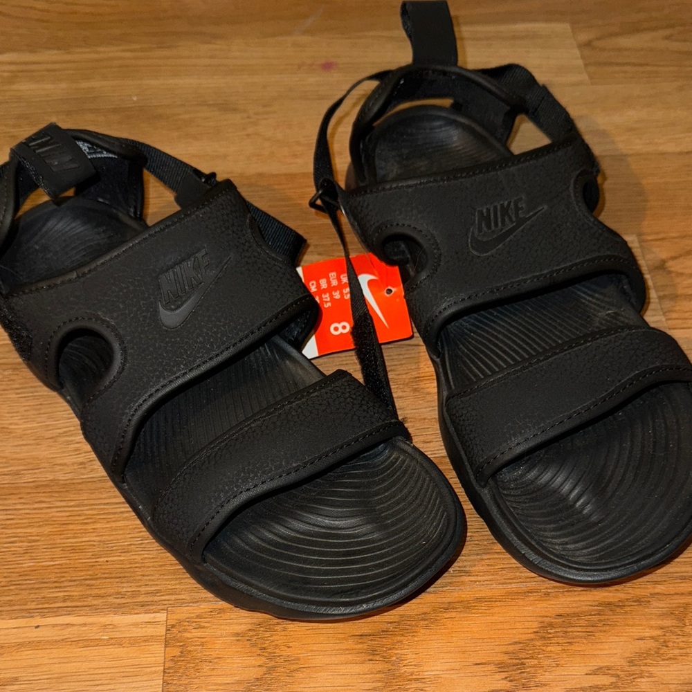 Nike Women’s  Adjustable Sandals 

BRAND NEW 
NEVER WORN
TAGS STILL ATTACHED